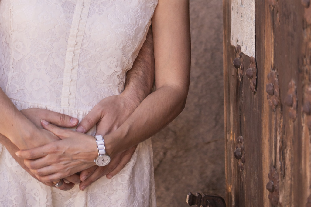 Detalle de una pareja abrazada durante una boda